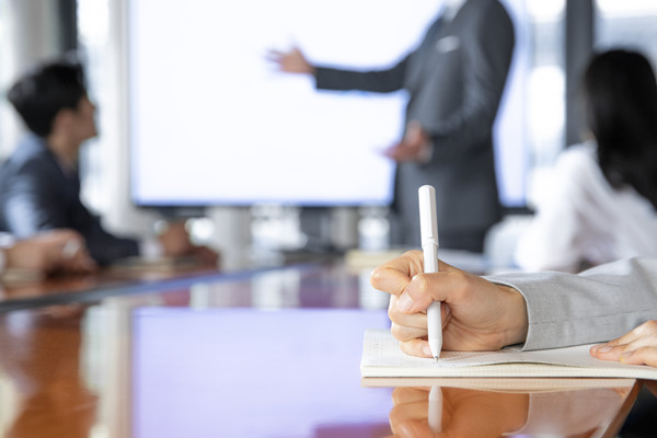 績效輔導(dǎo)：為員工提供指導(dǎo)和支持，促進(jìn)員工發(fā)展