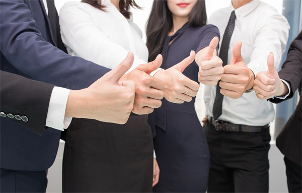 在企業(yè)管理中，專權(quán)式和民主式管理各有哪些優(yōu)缺點(diǎn)？