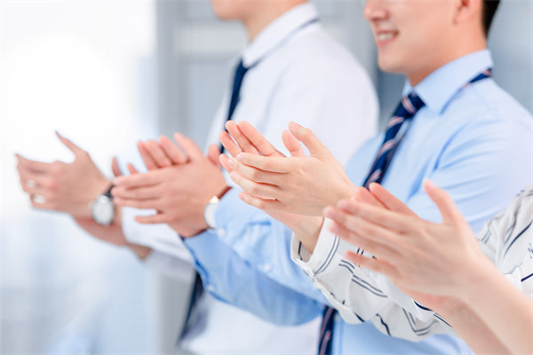 面對人才流失問題，企業(yè)應(yīng)如何改進(jìn)人力資源策略？