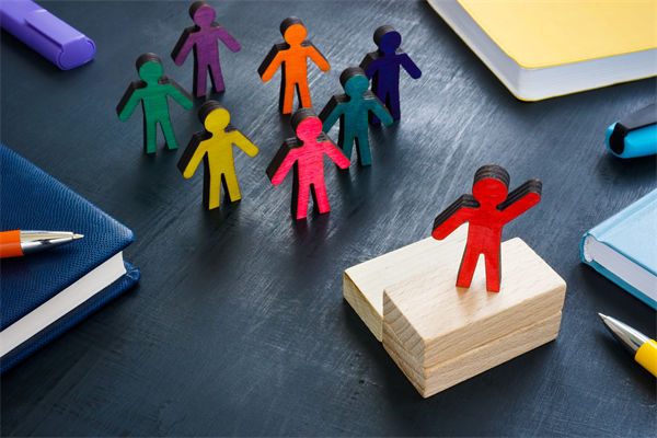 全球化背景下，企業(yè)如何構(gòu)建跨文化競(jìng)爭優(yōu)勢(shì)戰(zhàn)略？