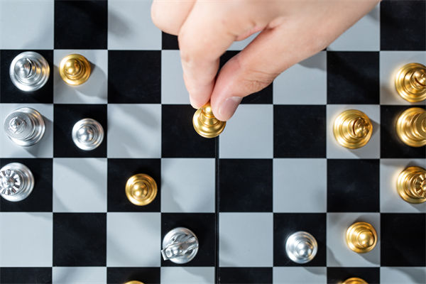 如何有效制定并執(zhí)行長期戰(zhàn)略計(jì)劃以適應(yīng)市場(chǎng)變化？