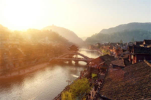戰(zhàn)略規(guī)劃分析：村民不滿古鎮(zhèn)收門票，指引游客逃票